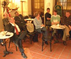 Mitglieder des Quartiersbeirats diskutierten im Sommer 2005 mit Politikern; Foto: Daniel Roos.