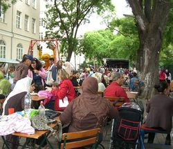 Sch?ler, Eltern und Lehrer beim Fest