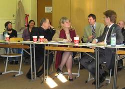 Informierten sich vor Ort �ber die laufenden Integrationsprojekte in Neuk�lln: Bezirksb�rgermeister Heinz Buschkowsky, Staatssekret�rin f�r Stadtentwicklung Hella Dunger-Loeper und Staatssekret�r des Bundesministeriums f�r Verkehr, Bau und Stadtentwicklung Engelbert L�tke-Daldrup (v.r.n.l.), dahinter Alexander Dzembritzki, der neue Rektor der R�tli-Oberschule. Foto: QM Reuterplatz